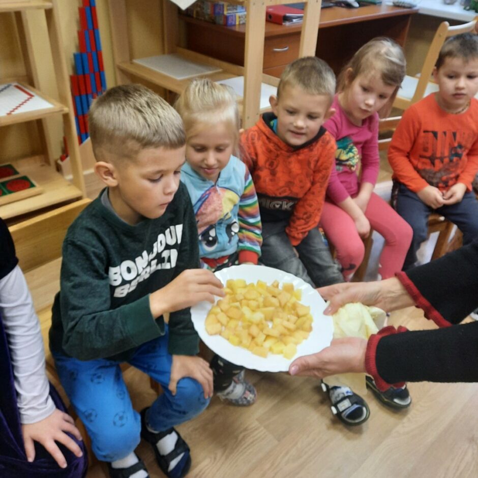 Bērni ēd kartupeļus