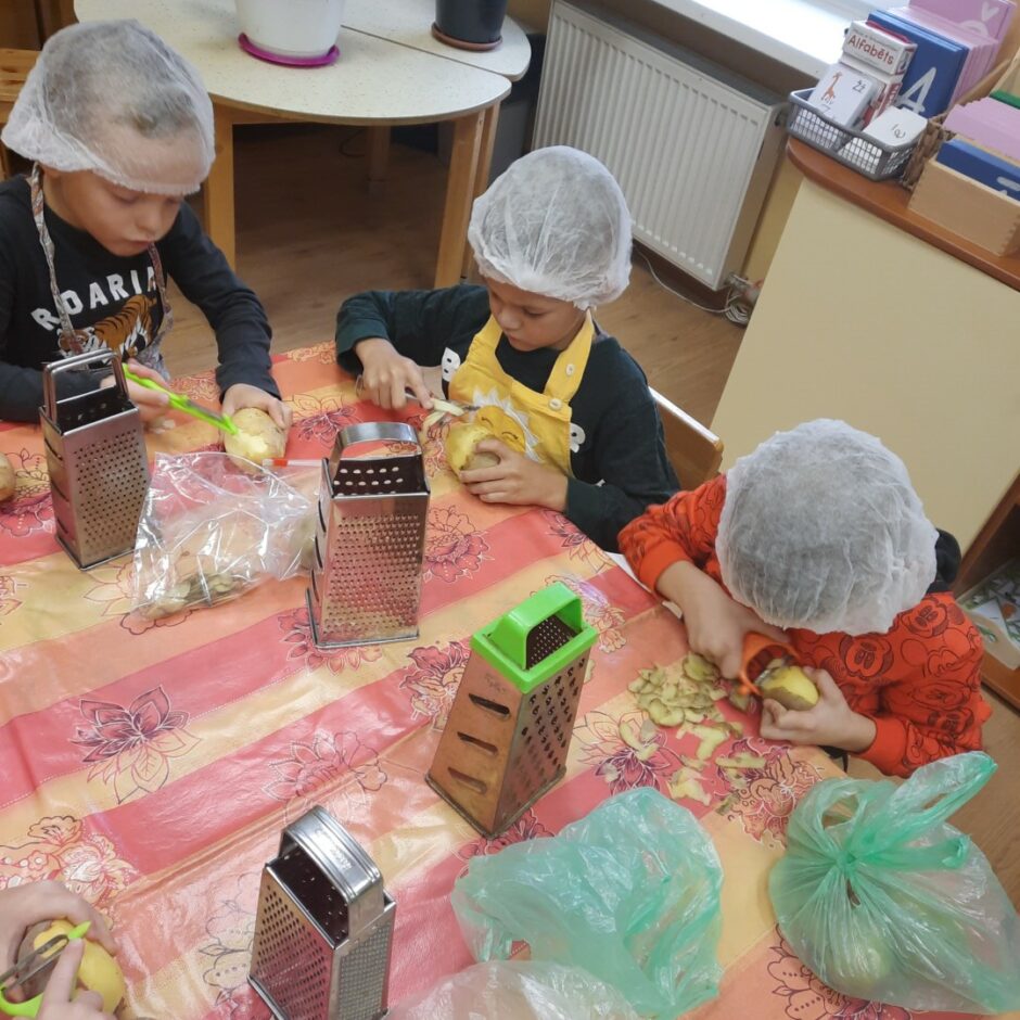 bērni rīvē kartupeļus