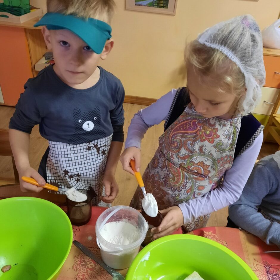 Bērni gatavo mīklu