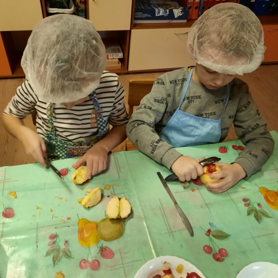 Bērni mizo ābolus