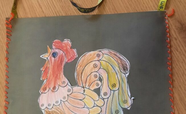 Dermantīna somiņa ar zīmētu gaili virsū