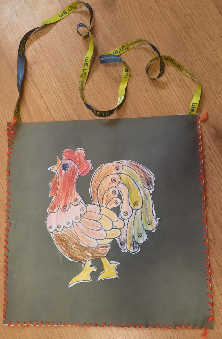 Dermantīna somiņa ar zīmētu gaili virsū