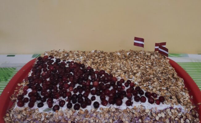 Cepumu torte ar dzērvenēm un Latvijas karodziņiem.