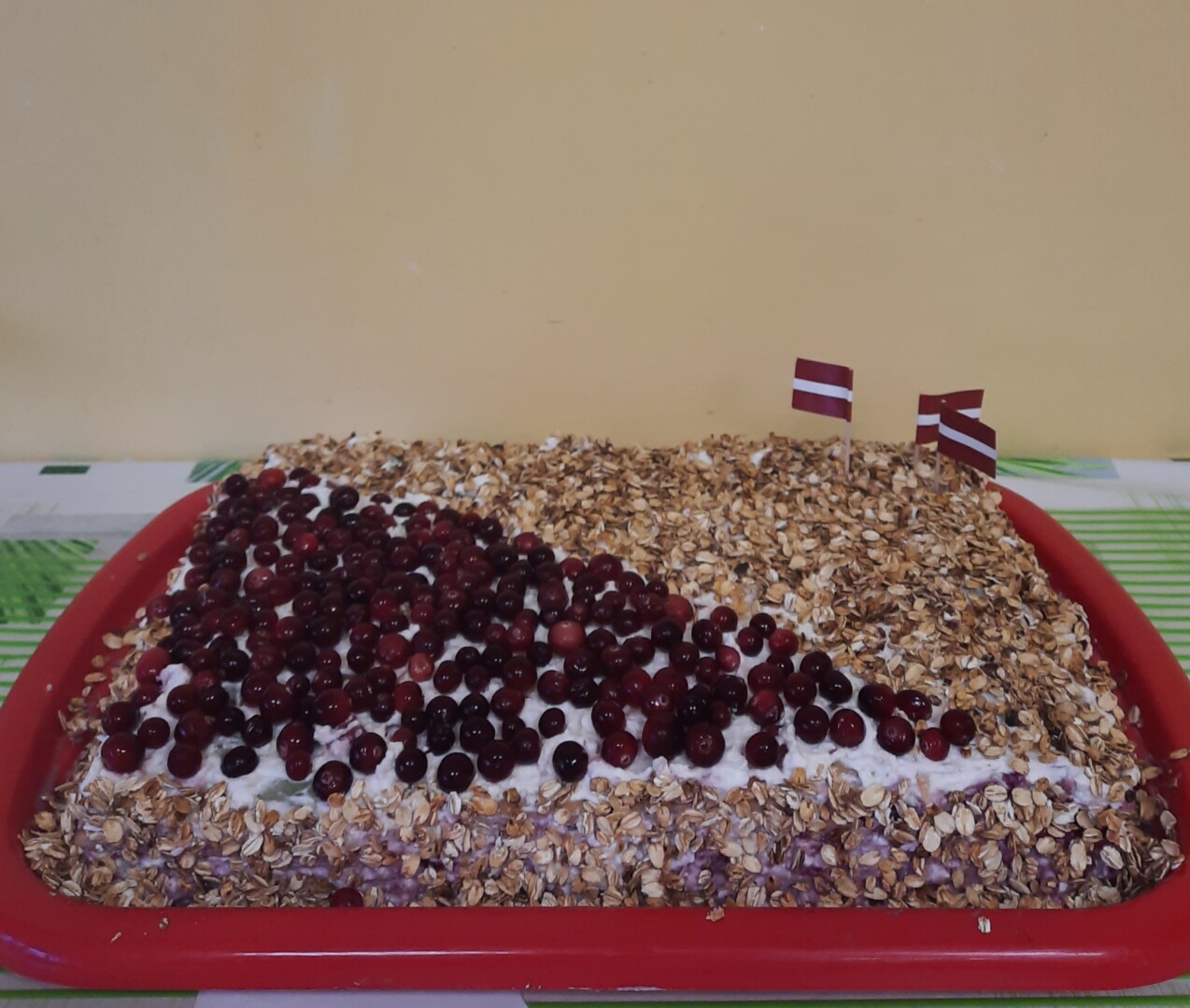 Cepumu torte ar dzērvenēm un Latvijas karodziņiem.