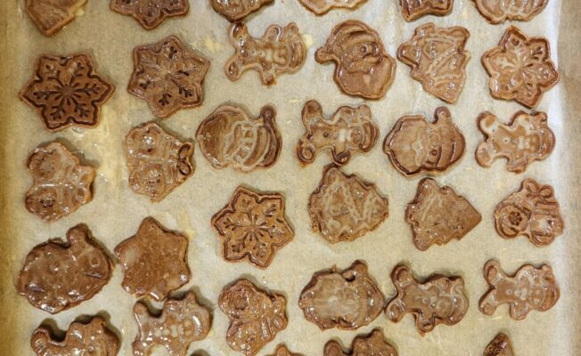 Dažādu formu piparkūkas uz plāts