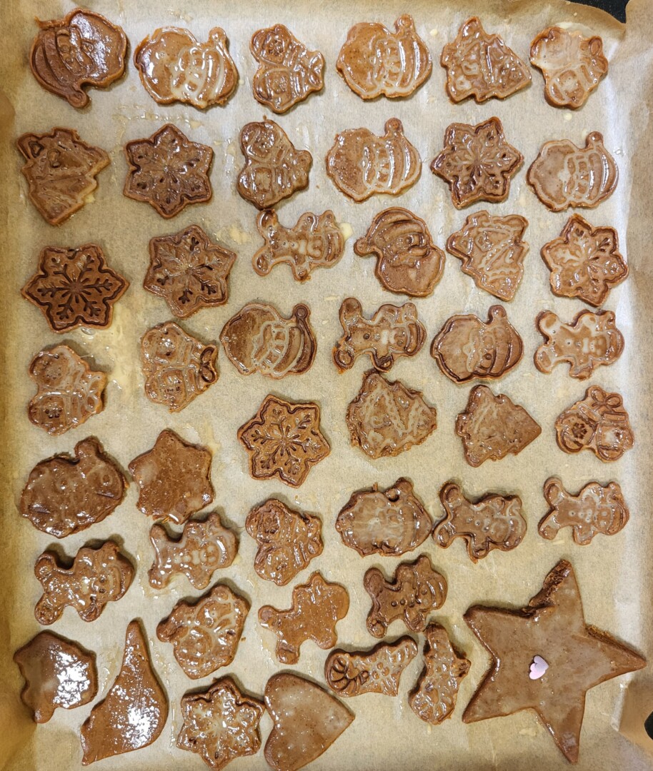 Dažādu formu piparkūkas uz plāts