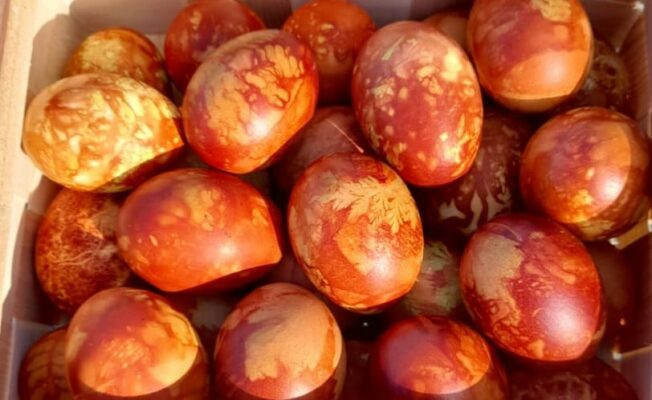 Brūnas nokrāsotas olas koka groziņā