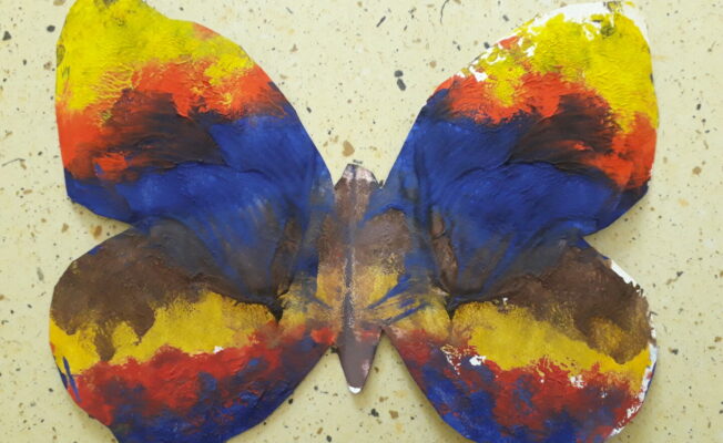 zīmēts krāsains taurenis