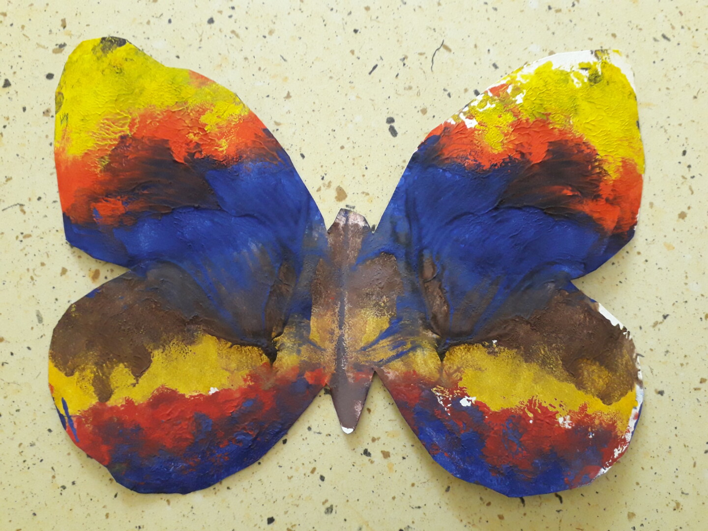 zīmēts krāsains taurenis