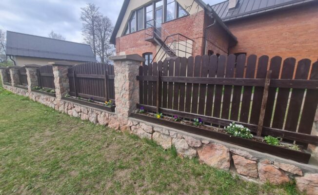 koka žogs uz akmens pamata