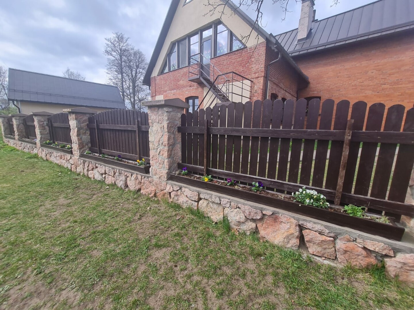 koka žogs uz akmens pamata