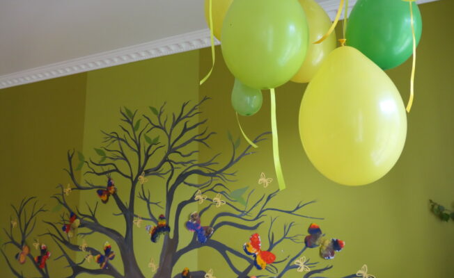 dzelteni baloni pie grieztiem