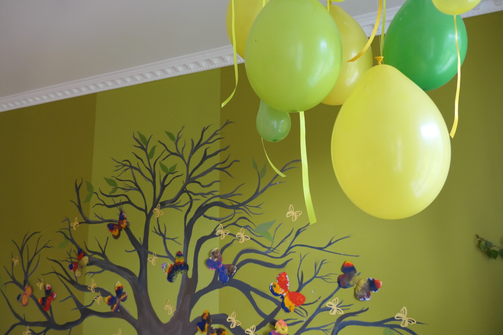 dzelteni baloni pie grieztiem