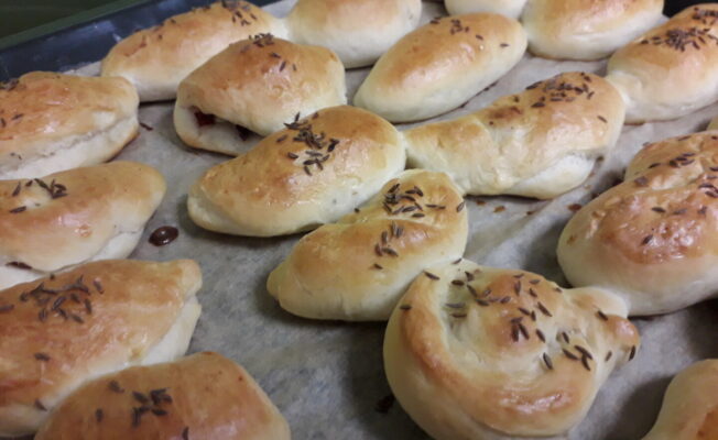 Izcepti pīrāgi uz paplātes