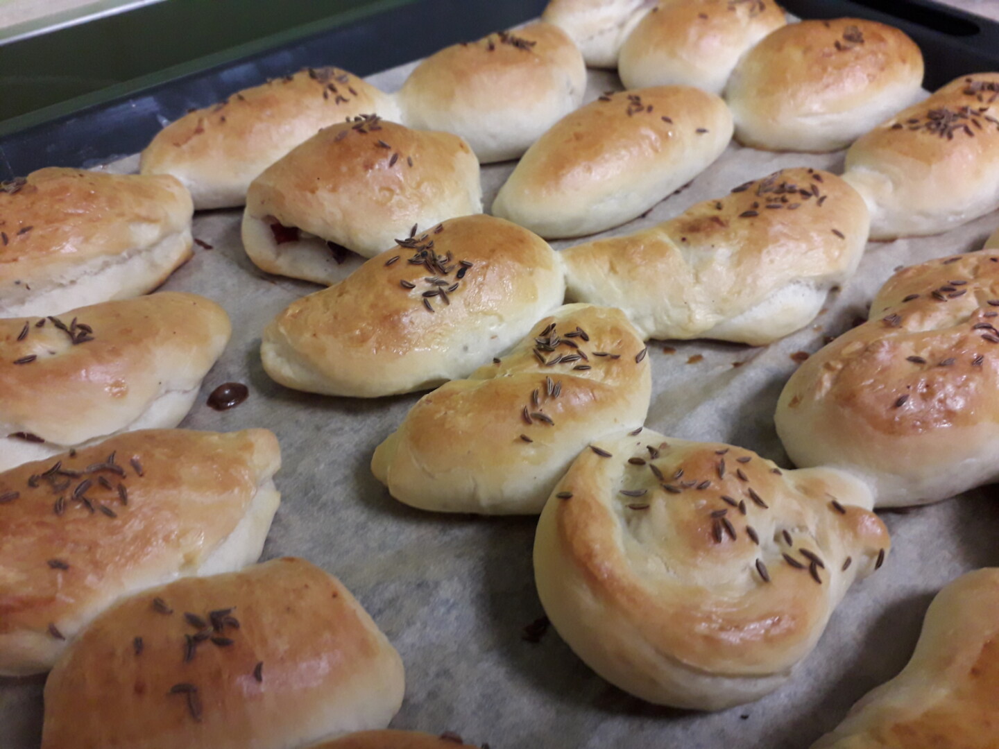 Izcepti pīrāgi uz paplātes