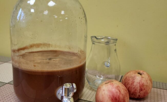 Āboli, burka ar ābolu sulu uz galda.