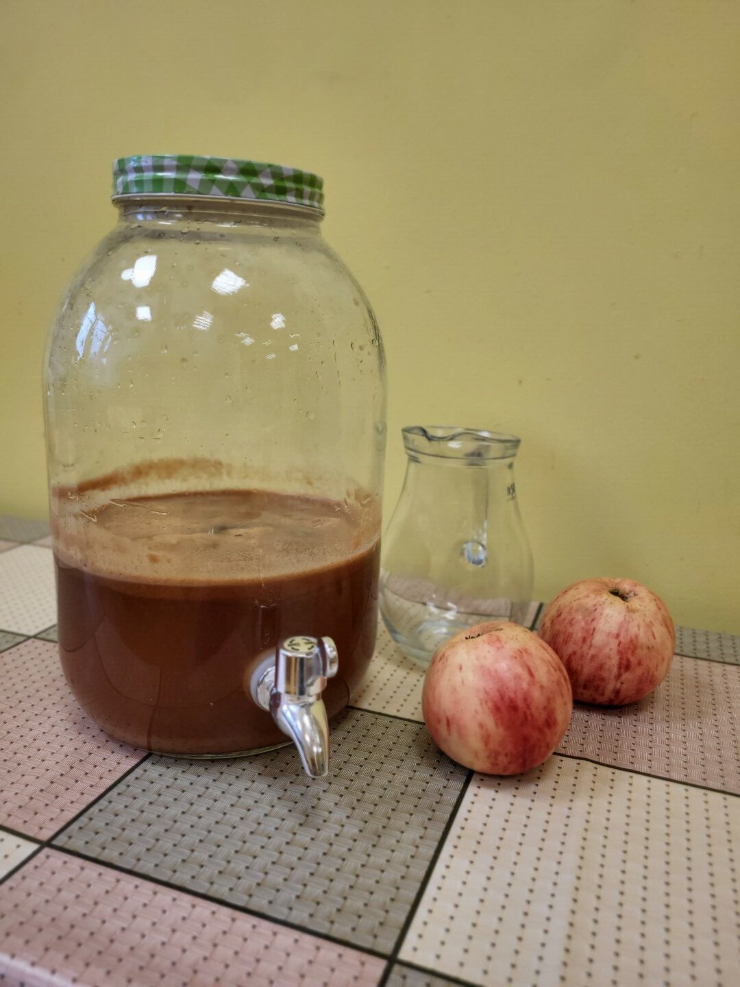 Āboli, burka ar ābolu sulu uz galda.