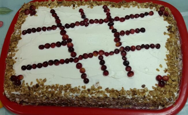 Liela kūka ar akas zīmi virsū