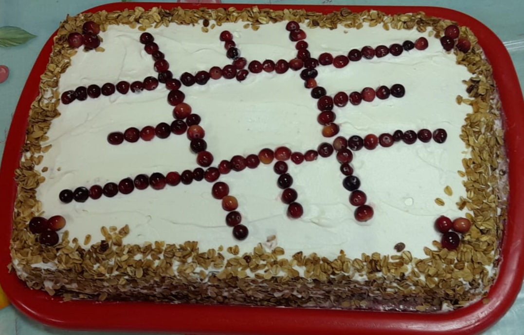 Liela kūka ar akas zīmi virsū