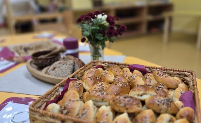 Pīrāgi uz galda pītā groziņā