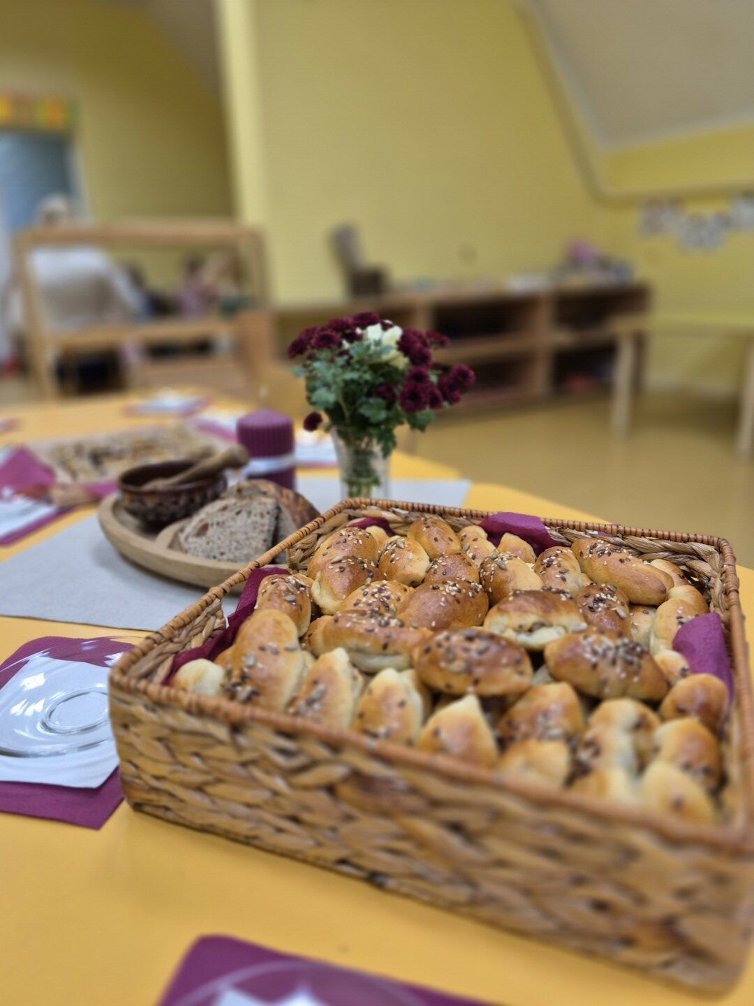 Pīrāgi uz galda pītā groziņā