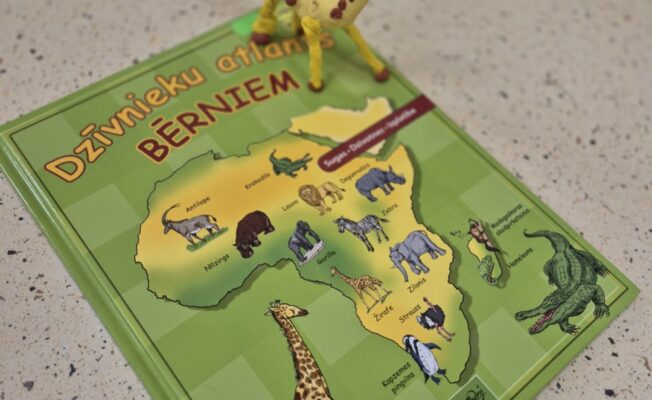 Enciklopēdija uz galda