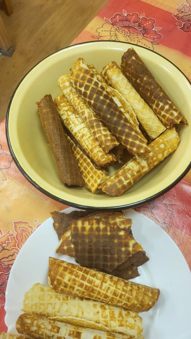 Ceptas vafeles uz galda bļodā un uz šķīvja