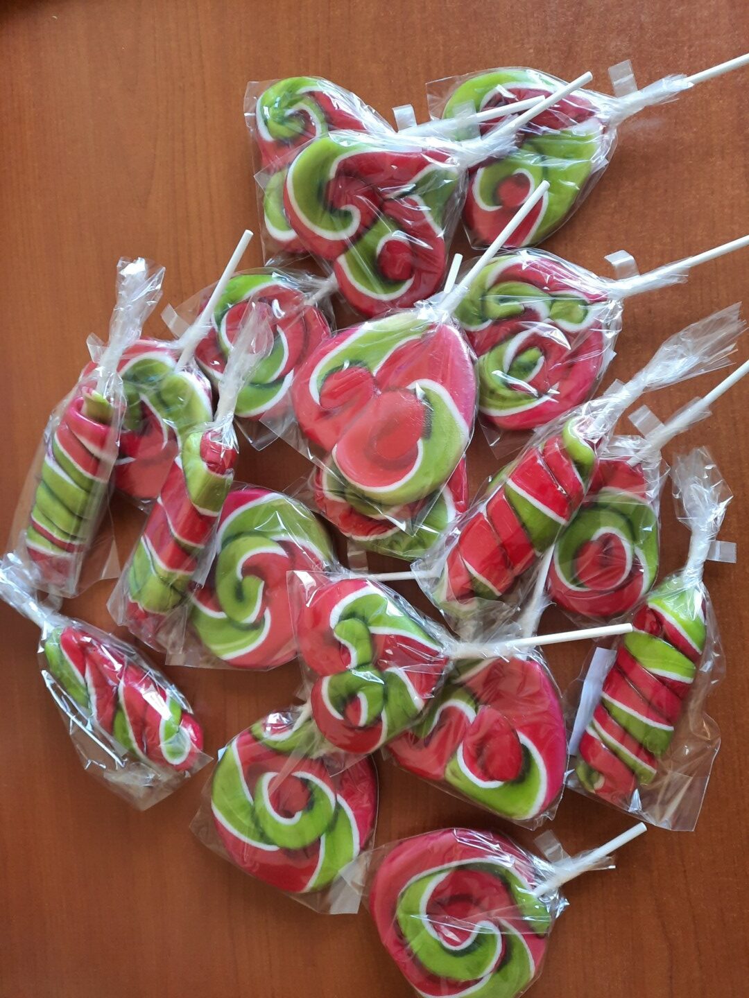 Krāsainas karameles uz kociņa