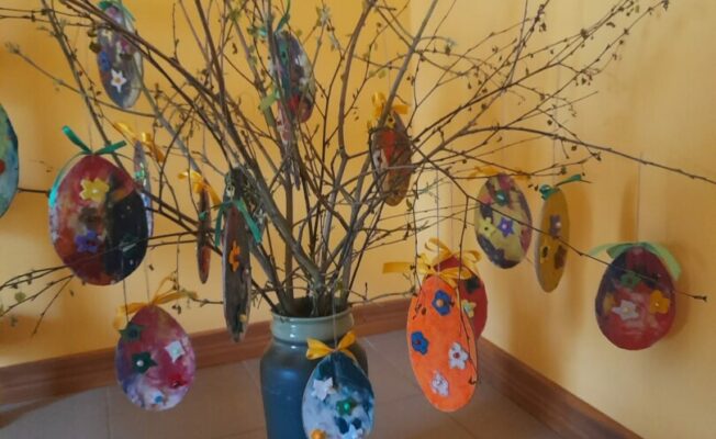 Lieldienu dekors - zari ar kartona olām un bļoda ar pīrāgiem.