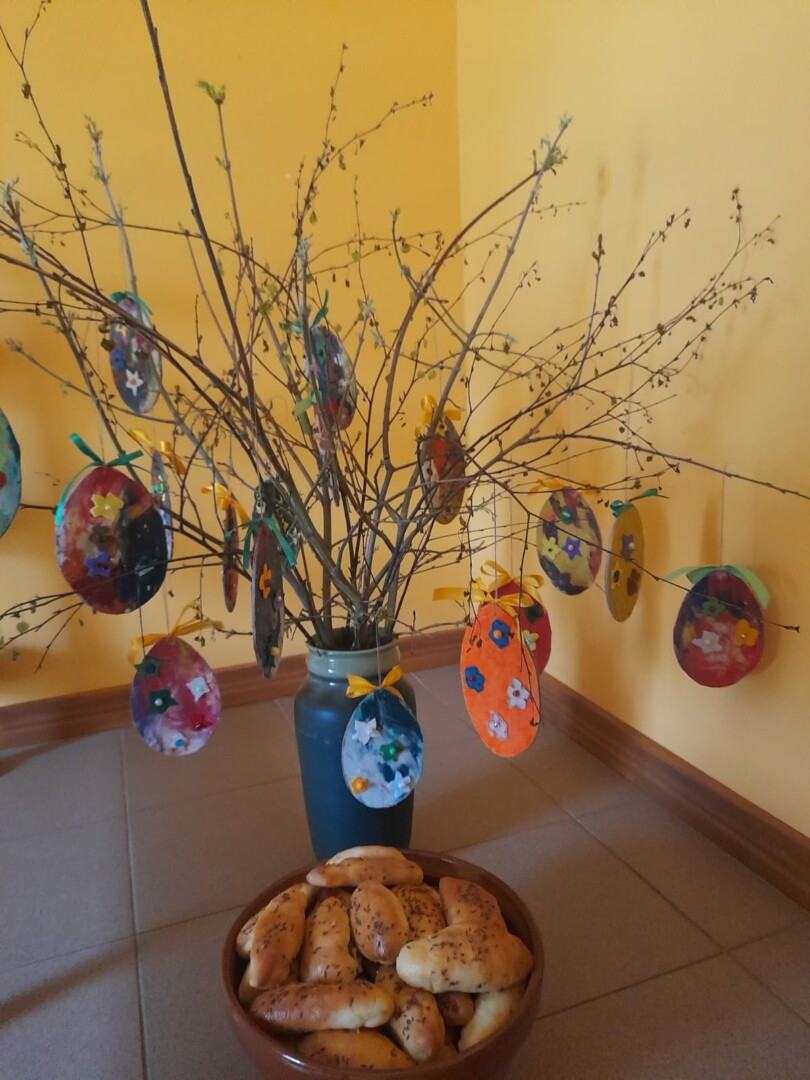 Lieldienu dekors - zari ar kartona olām un bļoda ar pīrāgiem.