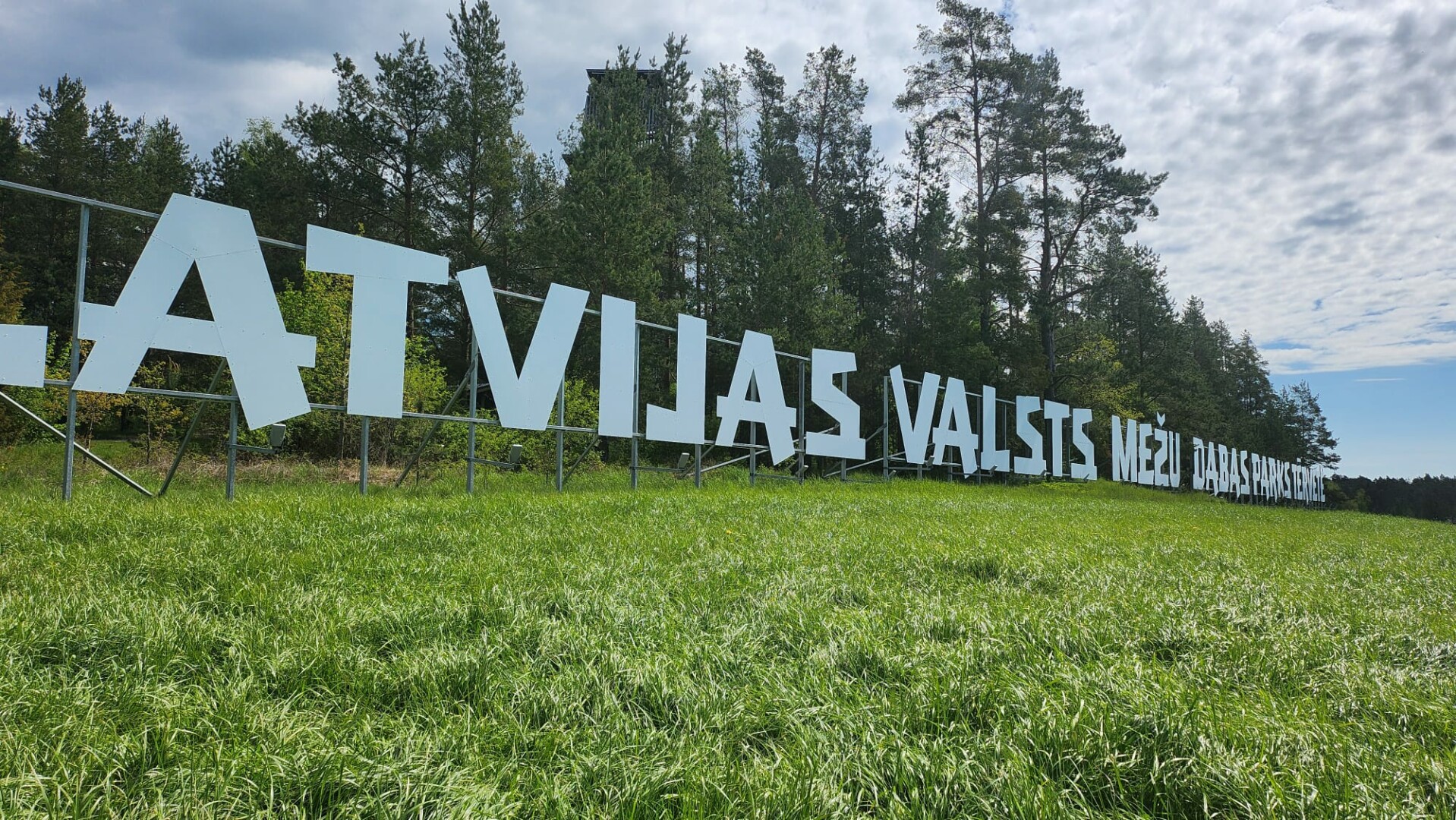 Balti burti dabas ainavā