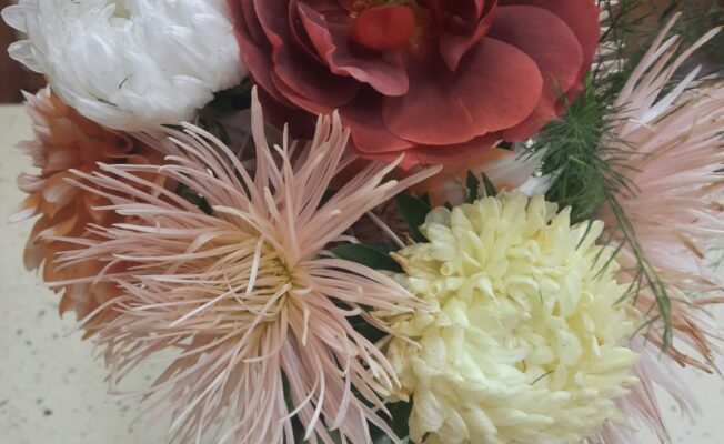 Rudens ziedi uz galda vāzē