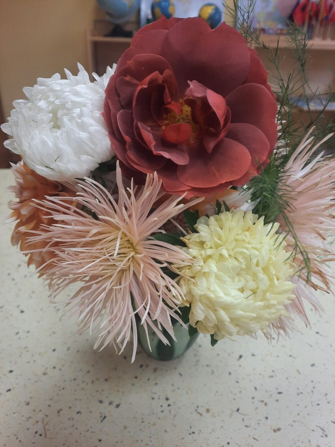 Rudens ziedi uz galda vāzē