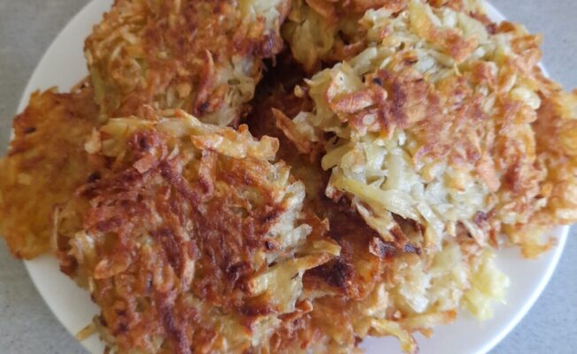 Kartupeļu pankūkas uz šķīvja