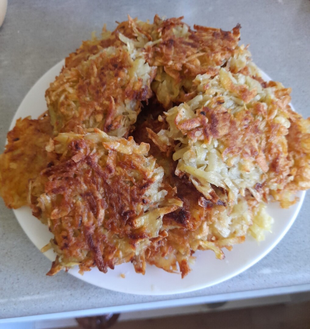 Kartupeļu pankūkas uz šķīvja