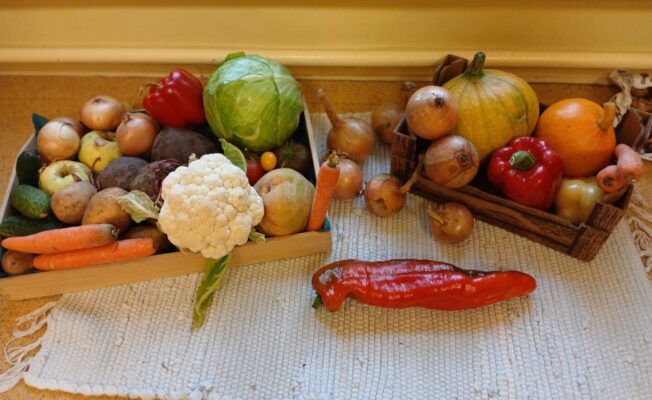 Dažādi dārzeņi uz galda.