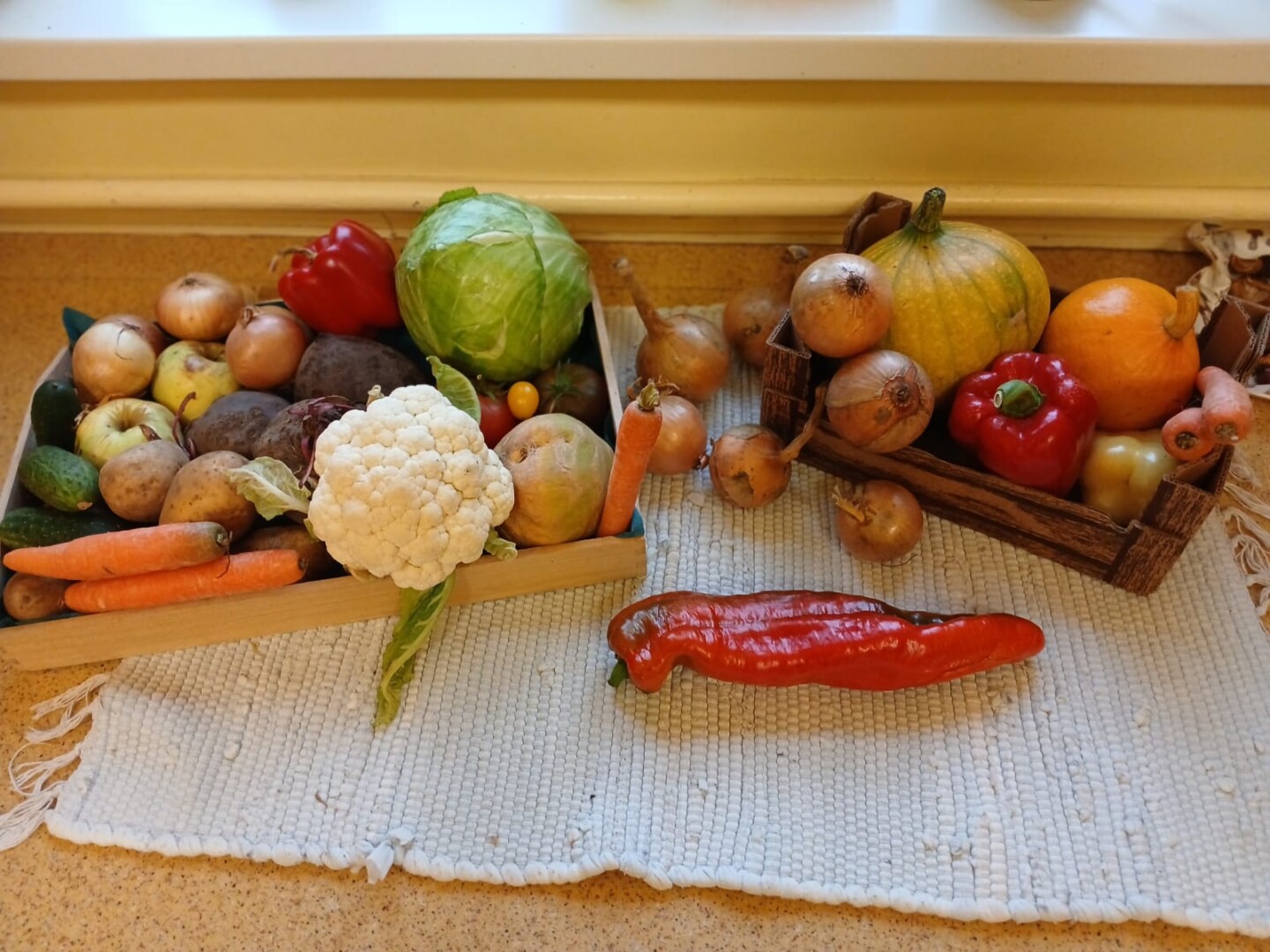 Dažādi dārzeņi uz galda.