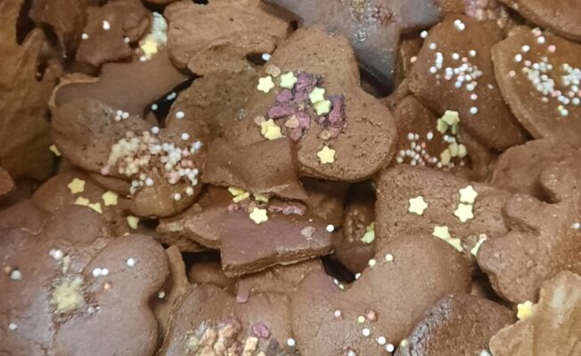 Izceptas piparkūkas grozā