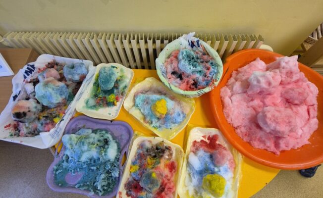 Nokrāsots sniegs traukos.