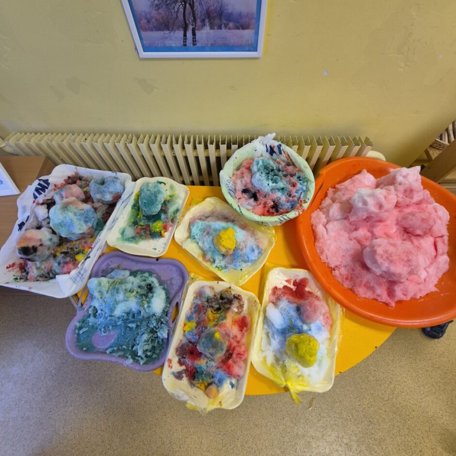 Nokrāsots sniegs traukos.