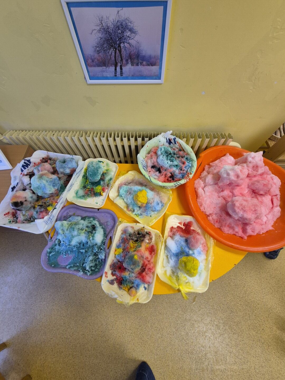 Nokrāsots sniegs traukos.