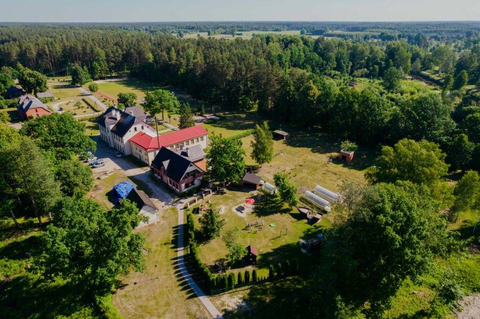 Garozas pamatskola - skats no augšas uz teritoriju
