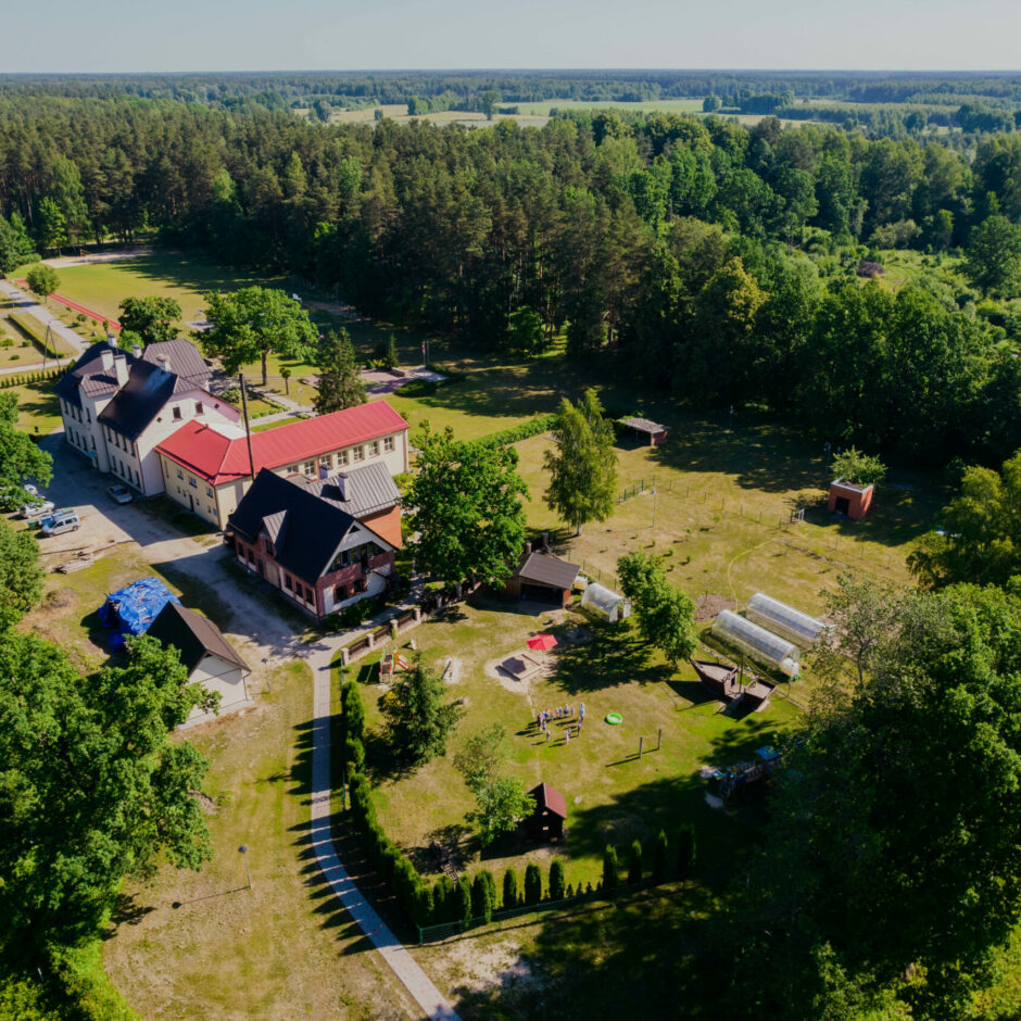 Garozas pamatskola - skats no augšas uz teritoriju