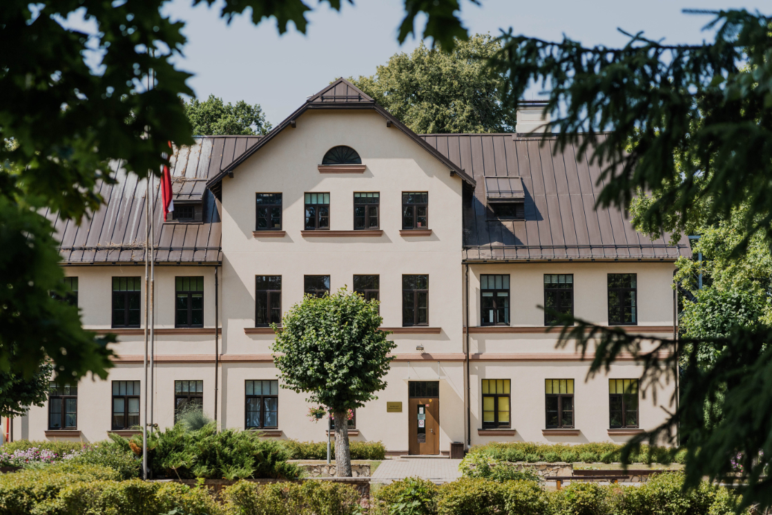 Garozas pamatskolas ēka vasarā