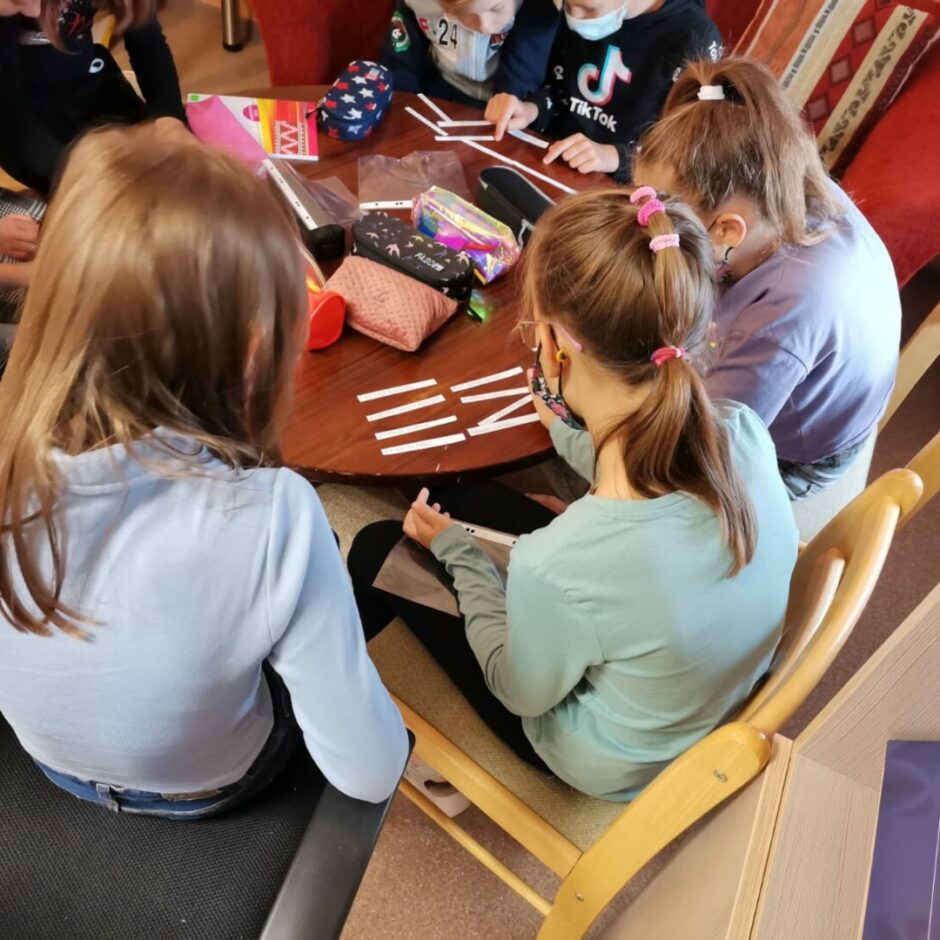 7 skolēni pilda dotos uzdevumus