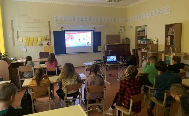 Skolēni skatās lekciju par drošību klasē.