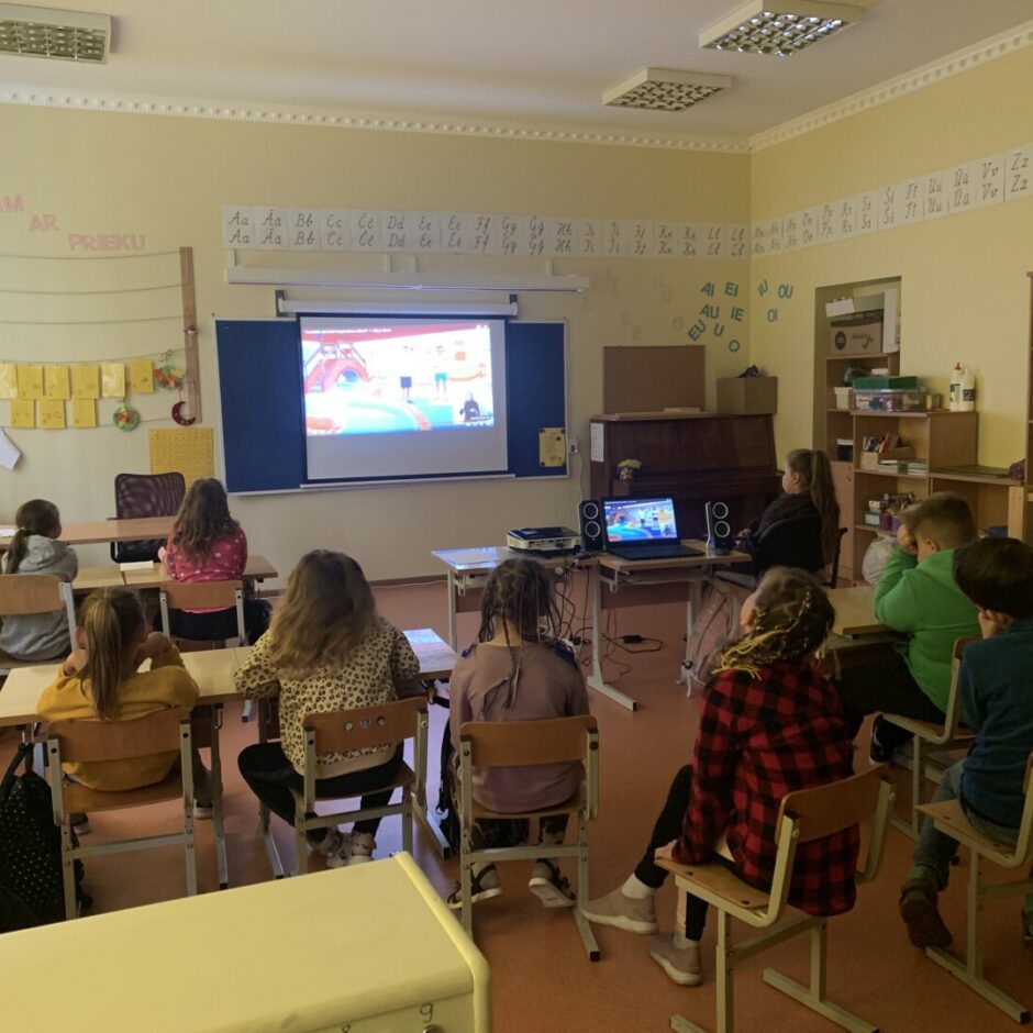 Skolēni skatās lekciju par drošību klasē.