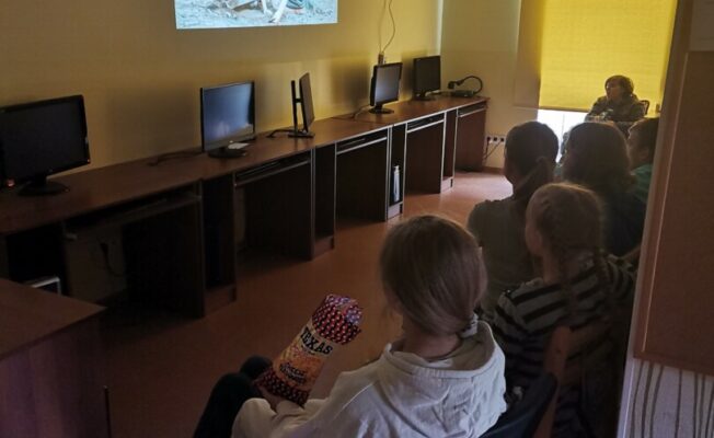 Bērni skatās filmu