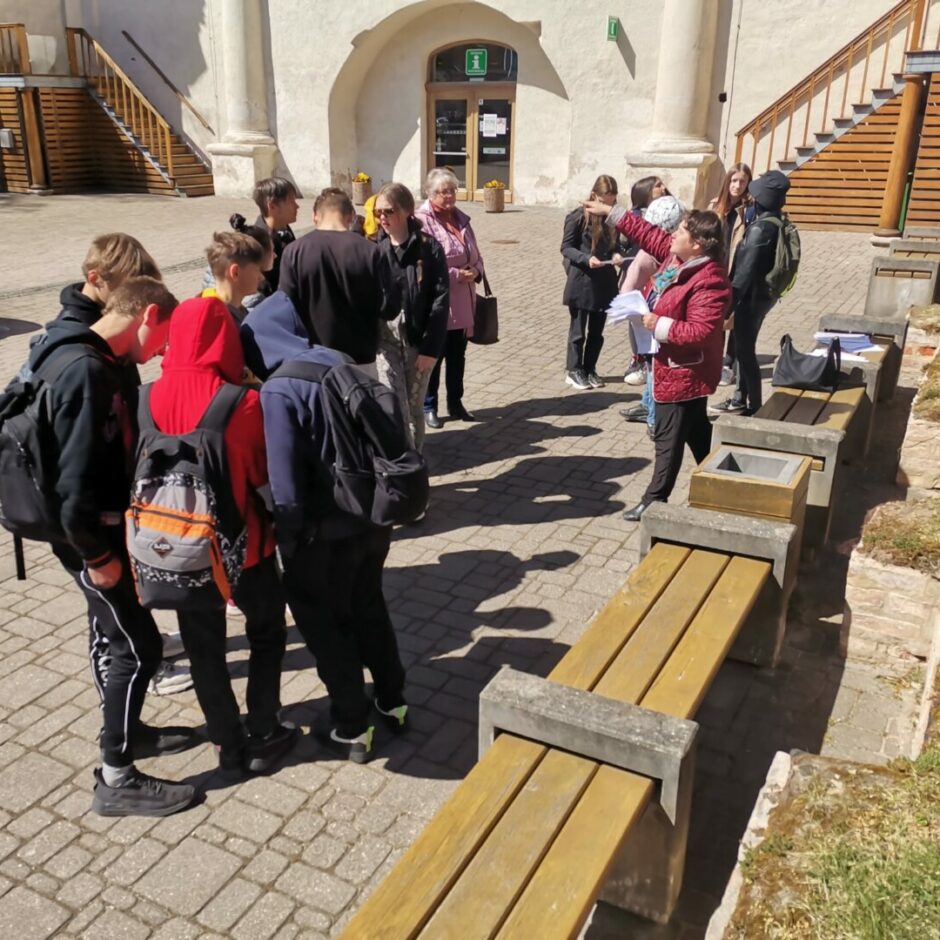 Skolēni - zēni un meitenes