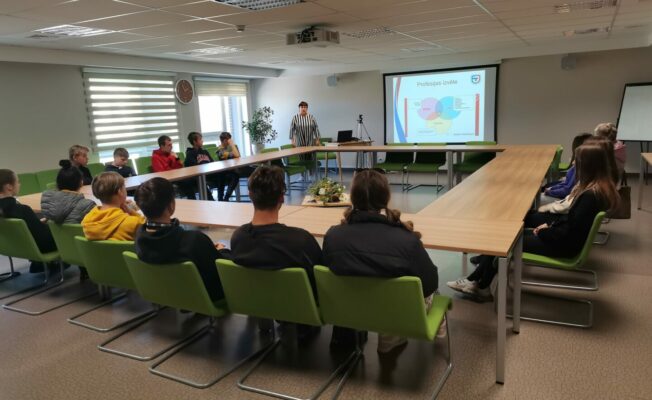 Cilvēki sēž konferenču zālē